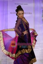 Model walks the ramp for Manish Malhotra at Aamby Valley India Bridal Week day 5 on 2nd Nov 2010 (123).JPG